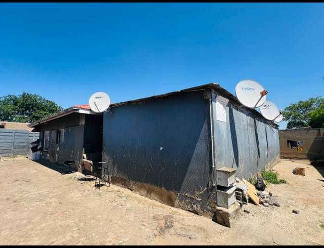 18 BEDROOM HOUSE FOR SALE IN KEMPTON PARK EXT 02